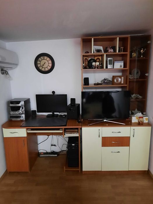 Vand mobila tineret compusa din birou si vitrina.