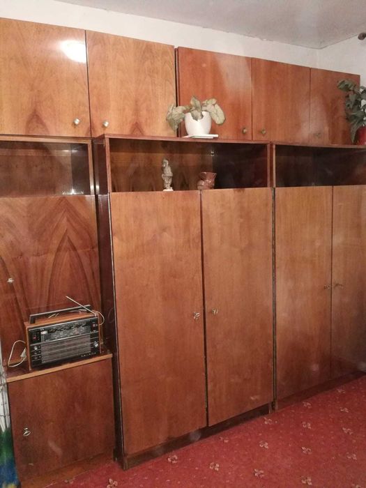 Mobila din furnir-intreg peretele