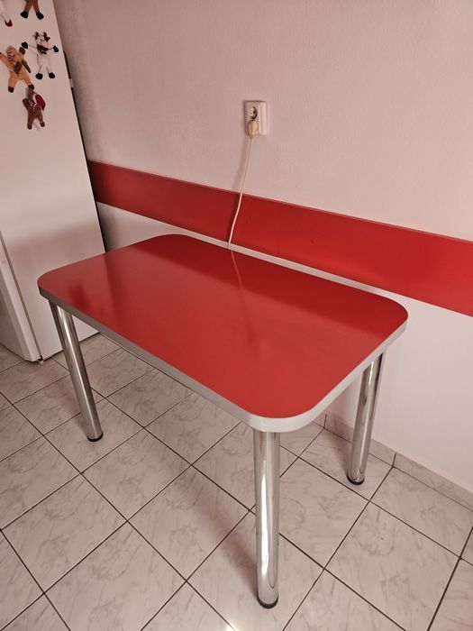 Vând masa bucatarie cu blat de culoare rosu