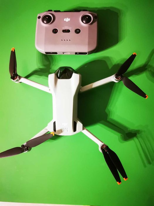 Drona DJI Mini 3 nou nouta cu acumulator si controller