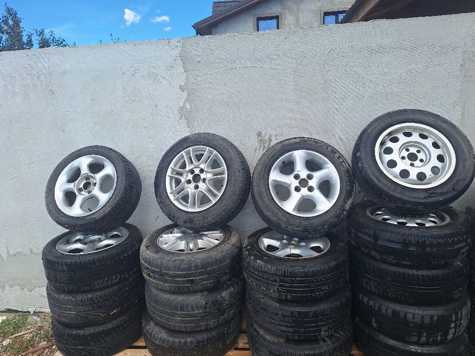 Buna ziua ! Vand urgent  patru   seturi de  jeante  pe 15 cu anvelope