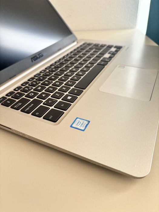 Asus ultra slim• i5-8th gen• 256gb ssd• 15” infinity edge.