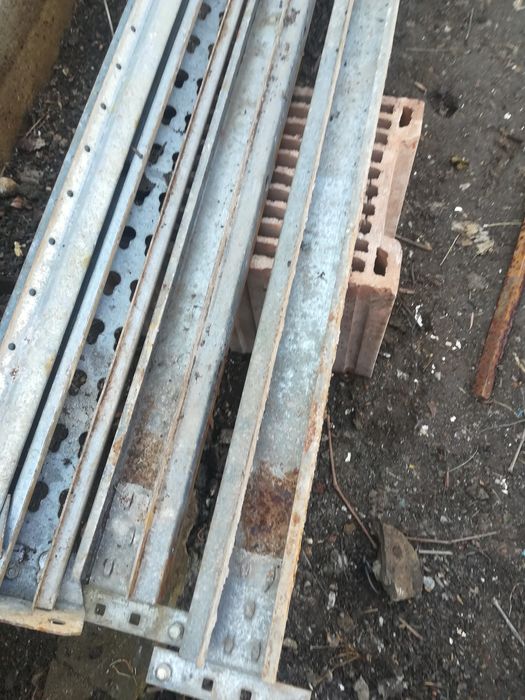 gard de plasă de sârmă și rama de raft metalic