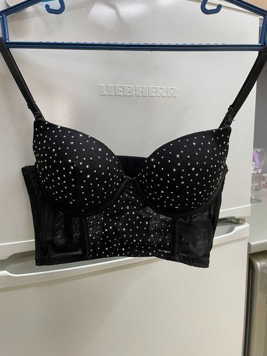 Чисто нов стилен черен топ с блестящи камъчета