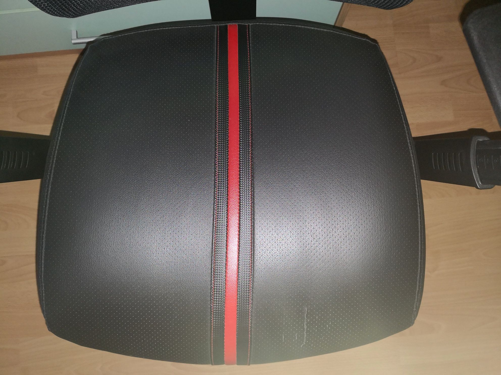 Продавам,
Геймърски стол ThunderX3 YAMA1 Черно/Червено