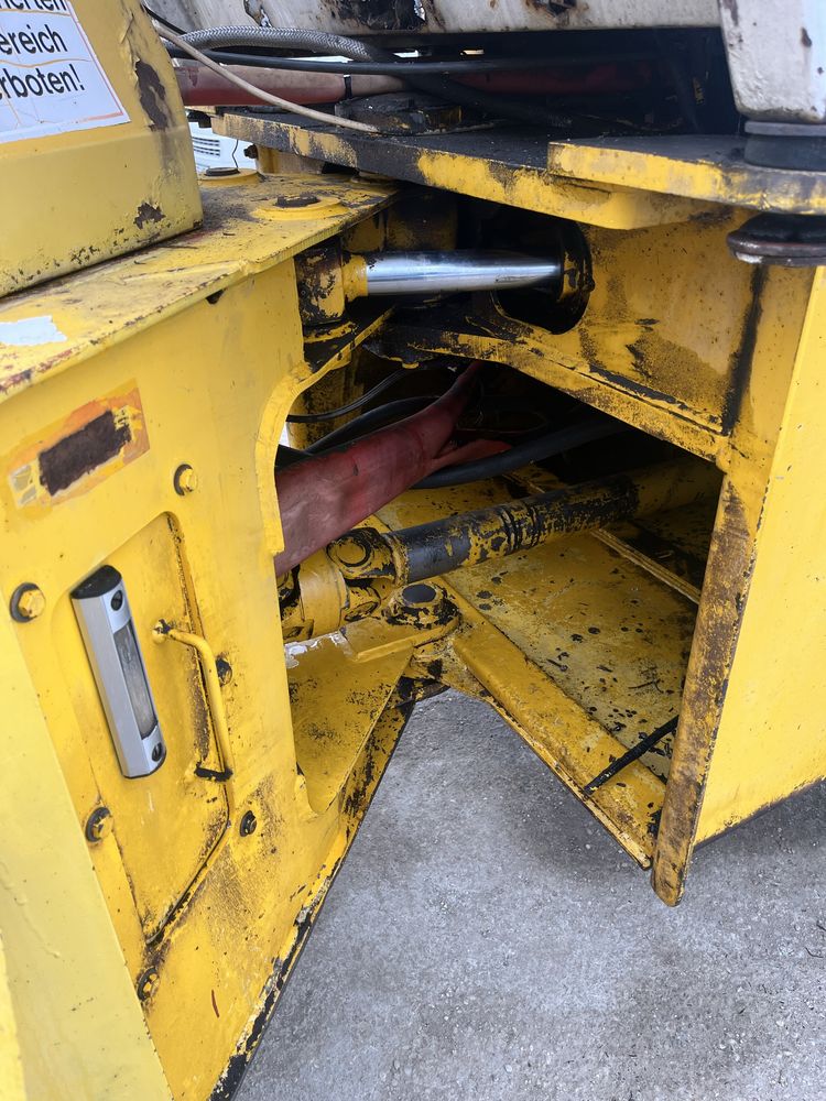 Schimb am nevoie de o bascula.  Vola JCB uzura la cupa motor defect