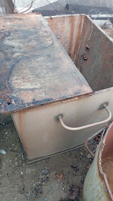 Ящик железный с крышкой