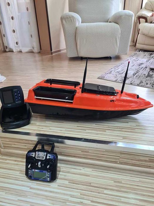 Лодка за захранка с GPS и сонар