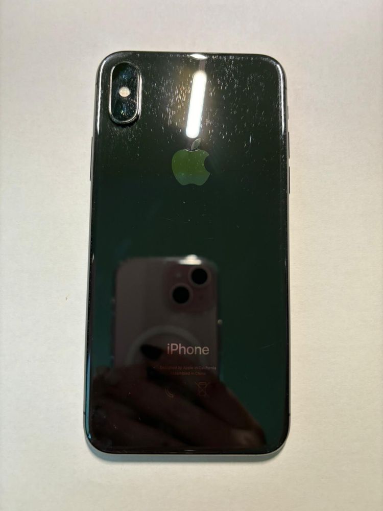 Продавам телефон iphone X черен