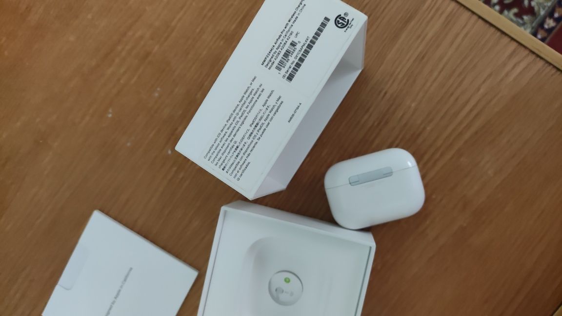 Продам оригинал кейс от airpods pro