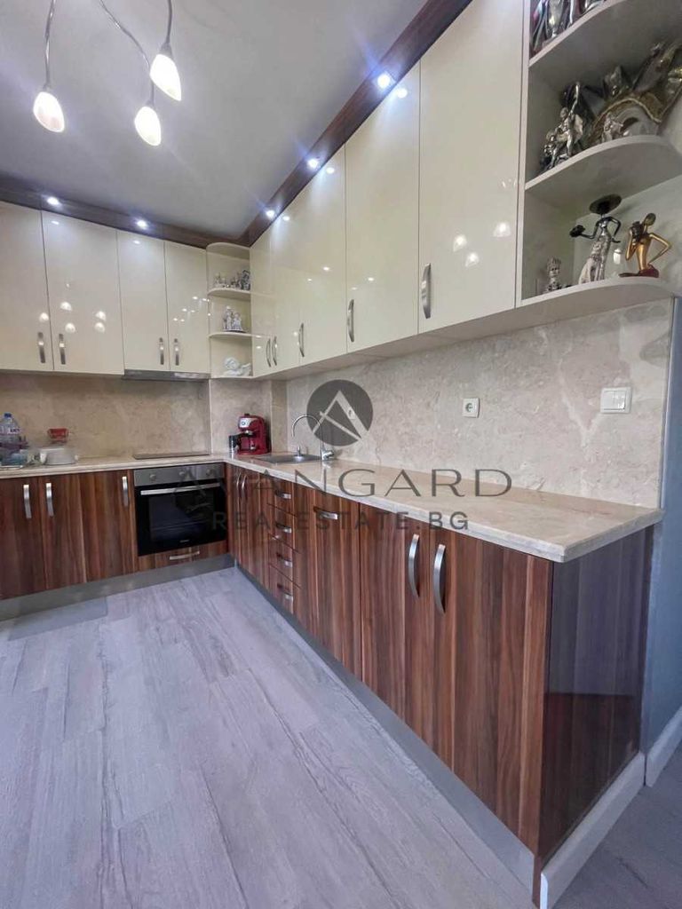 Продава се Тристаен апартамент в Пловдив, Кючук Париж - 101 кв.м за 1981 €/кв.м - Снимка #3