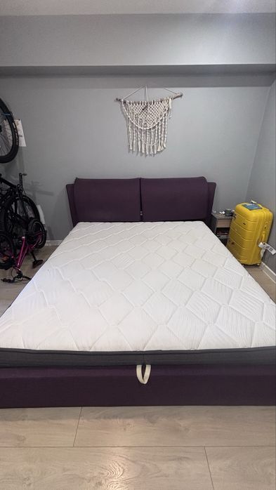 Кровать с подъемным механизмом и матрасом