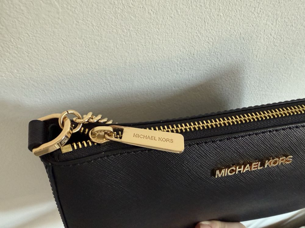 Продавам черна чанта & cardholder на Michael Kors