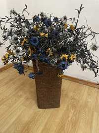 Цветы исскственные с плетеыми вазы