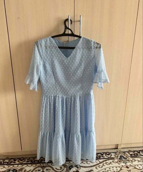 Нежно-голубое женское платье