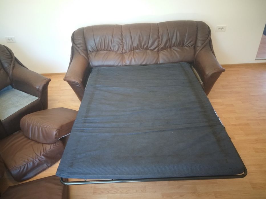 Canapea 3 locuri 3 piese piele maro extensibila si 2 fotolii