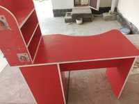 Маникюрный стол красного цвета