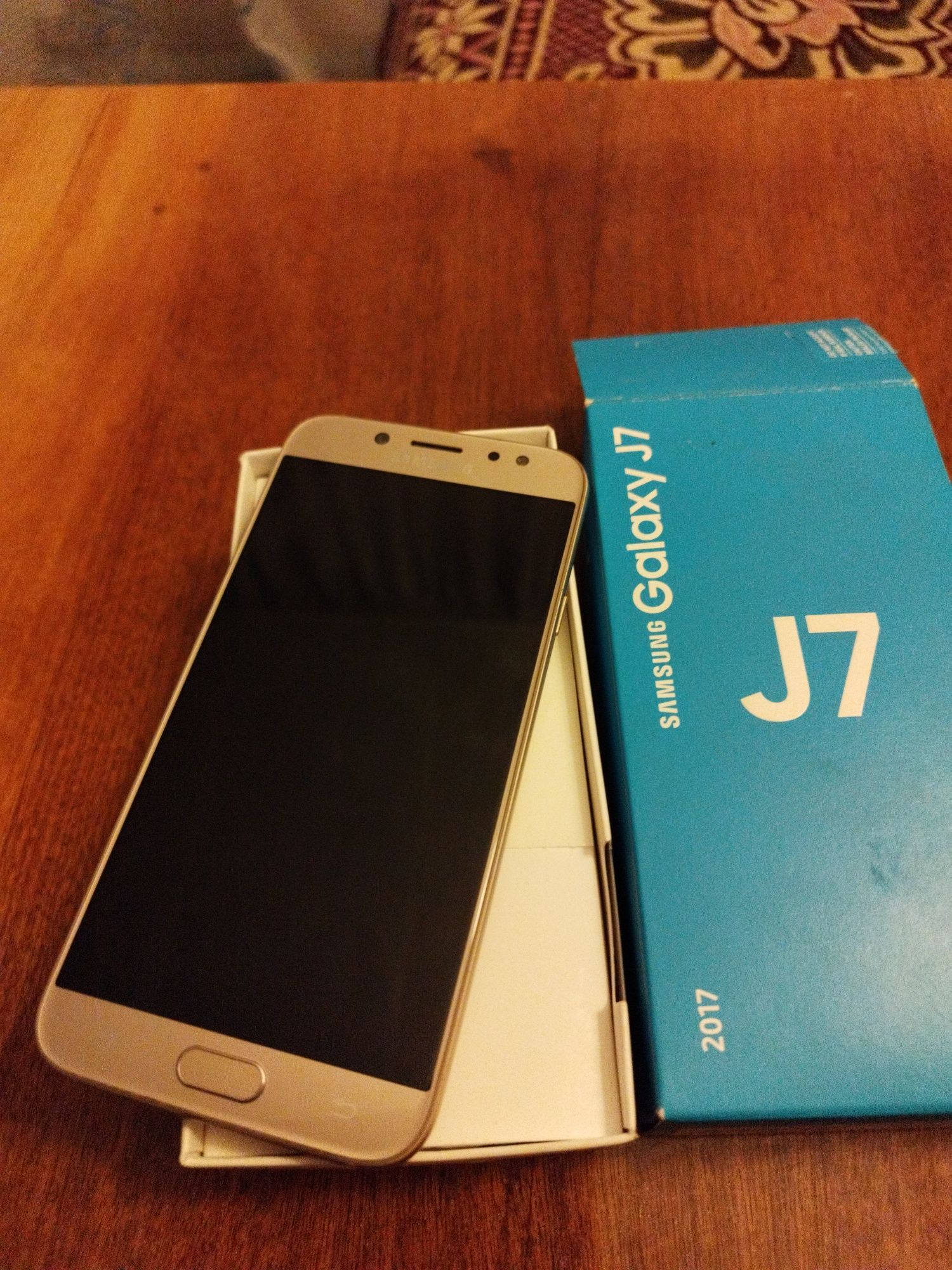 Продам телефон samsung Galaxy J7