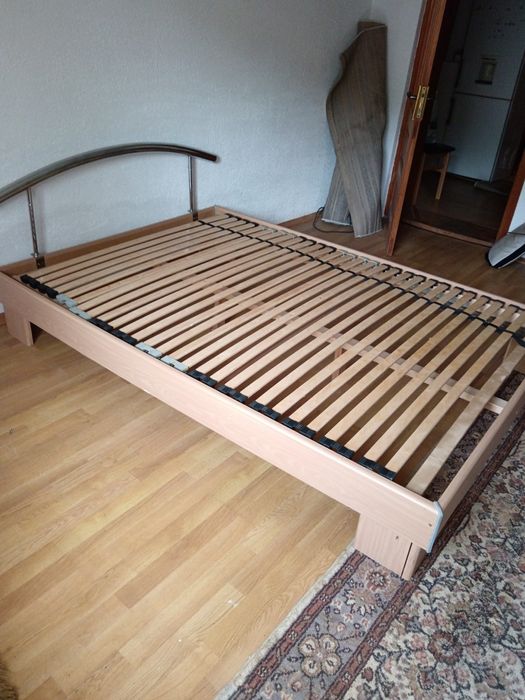 Vind pat simplu pentru tineri și bătrâni are și salteaua