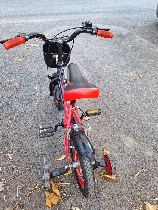 Bicicletă cu roți ajutătoare