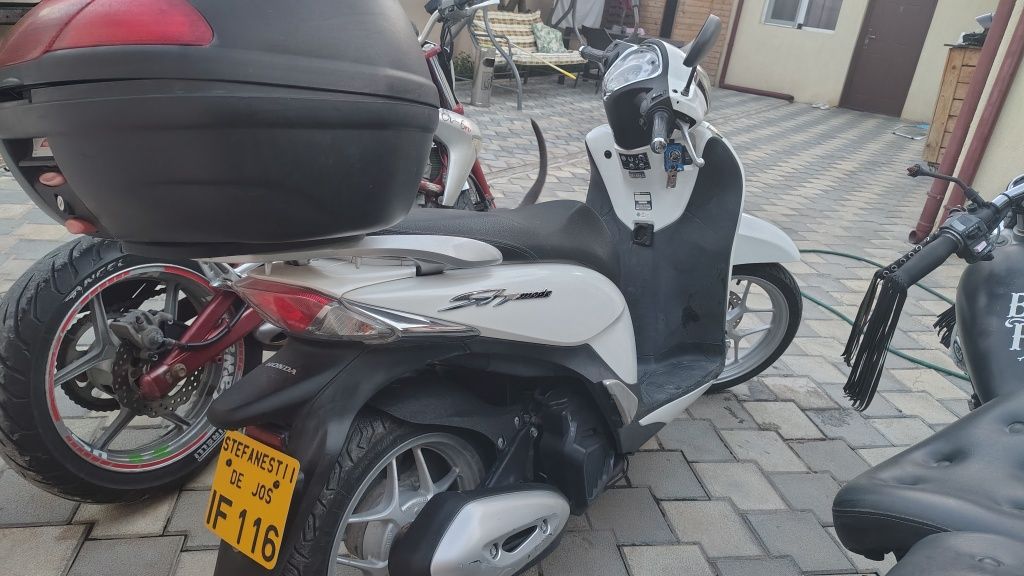 Vând scuter honda