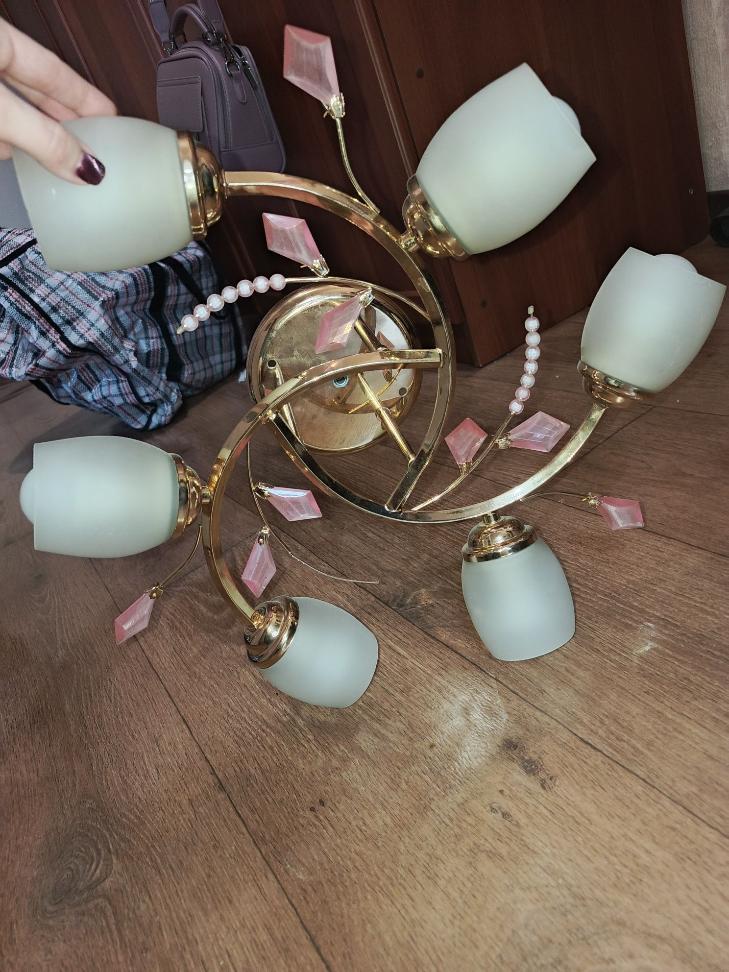 Продам красивую люстру
