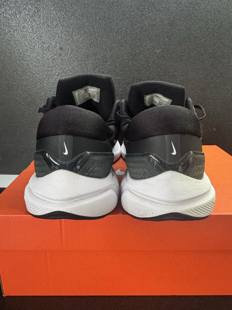 Nike Air Zoom Vomero 16