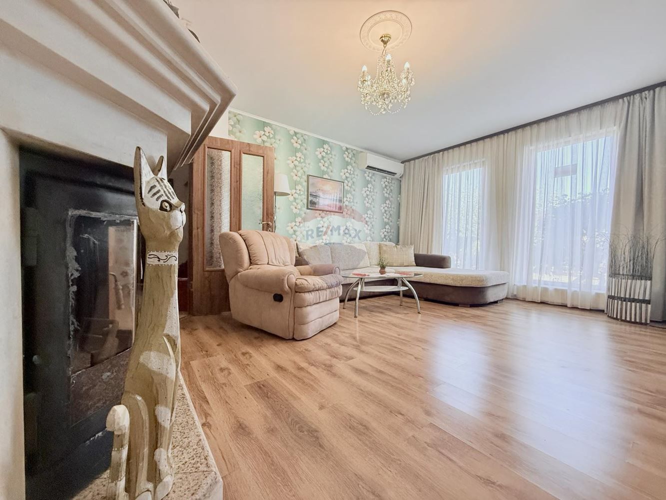 Самостоятелна къща с двор, басейн и камина за продажба, гр. Балчик, Я