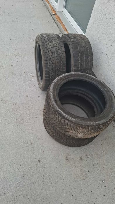 Anvelope de iarna 235 45 R17