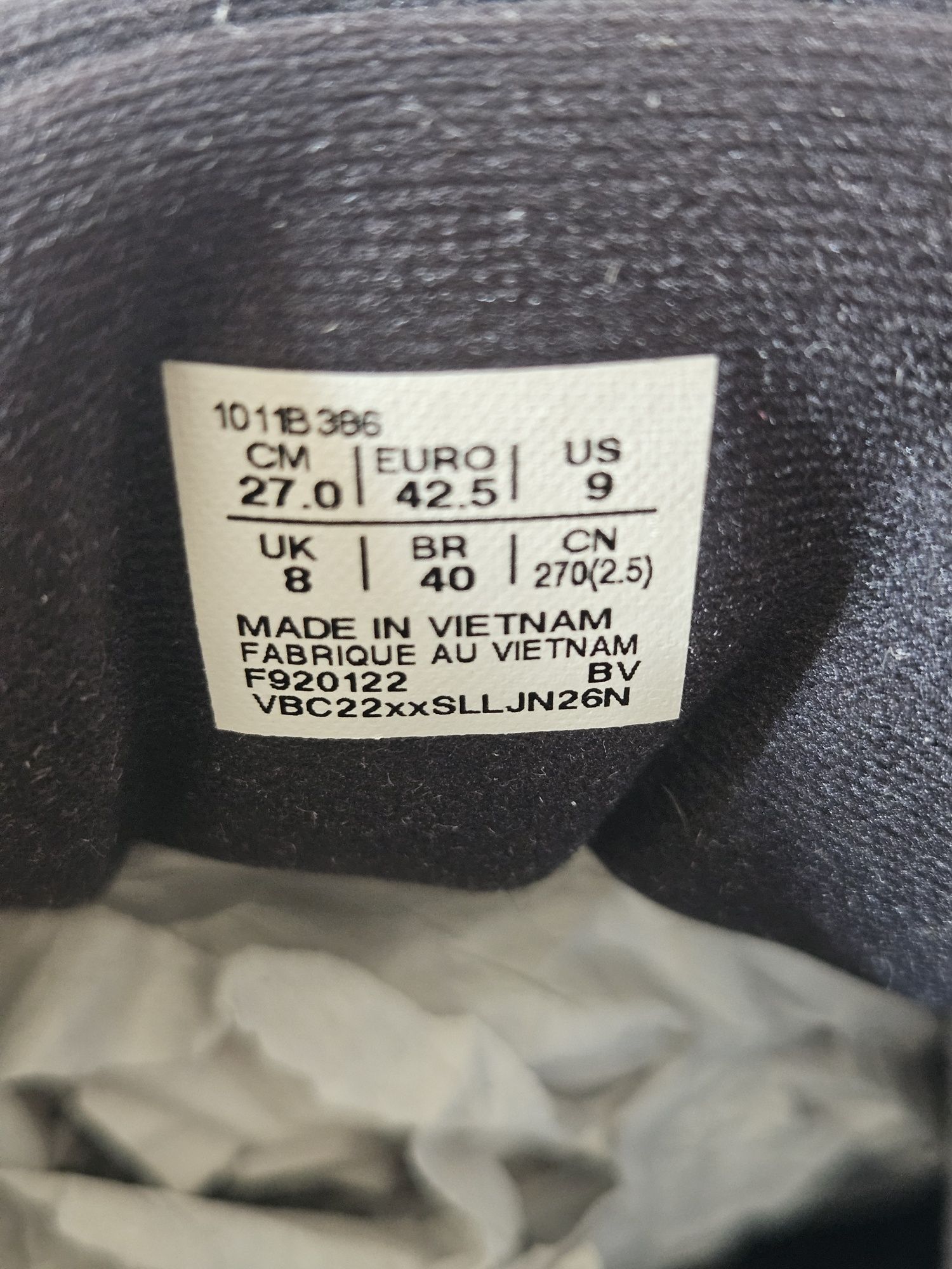 Продаются мужские оригинальные кроссовки фирмы Asics