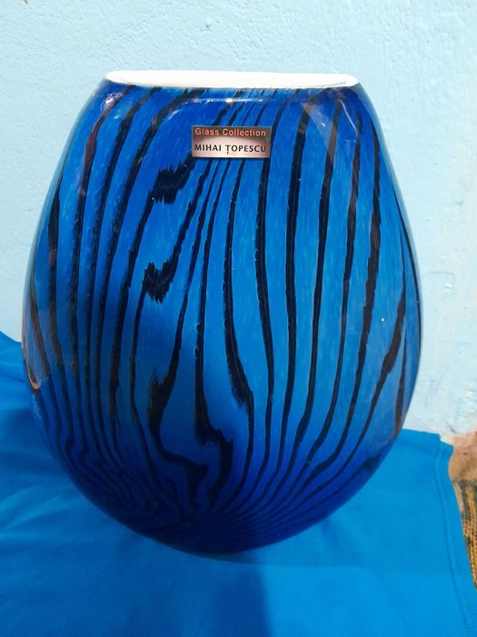 Se vinde vaza de sticla de colectie  semnata de Mihai Țopescu