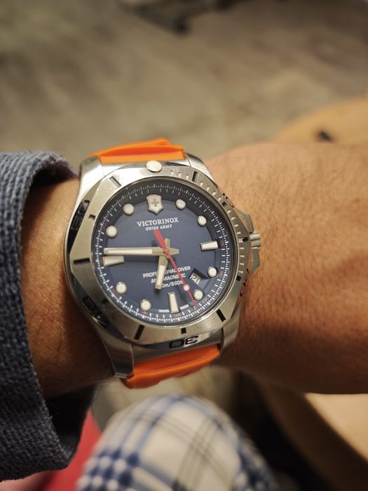 Часовник Victorinox