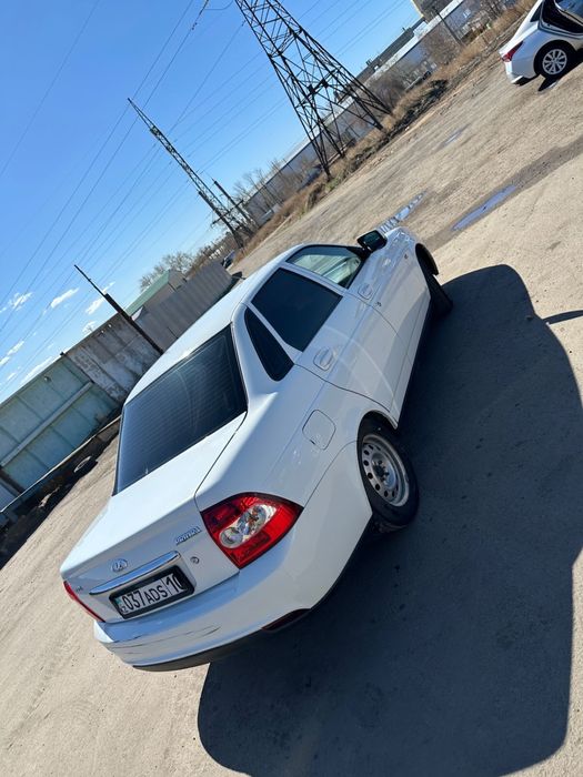 Продам приору 1 люкс кондер 2013 года