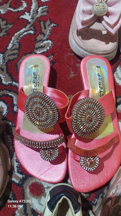 Яхши авайлаб кийилган оёк кийимлар,