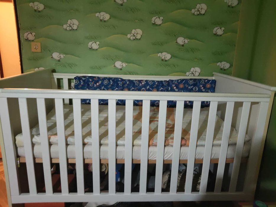 Бяла бебешка кошара