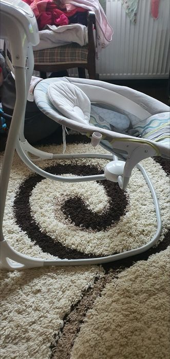 Leagăn electric pentru bebeluși