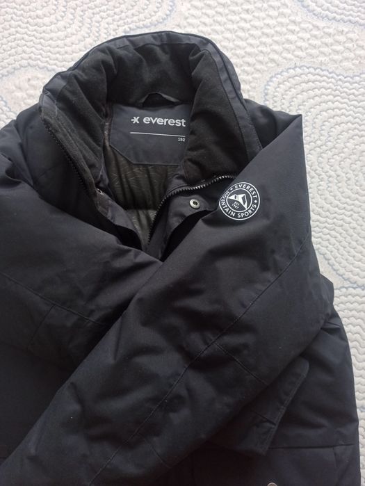 Vând geaca iarna, puf Everest, impecabila.