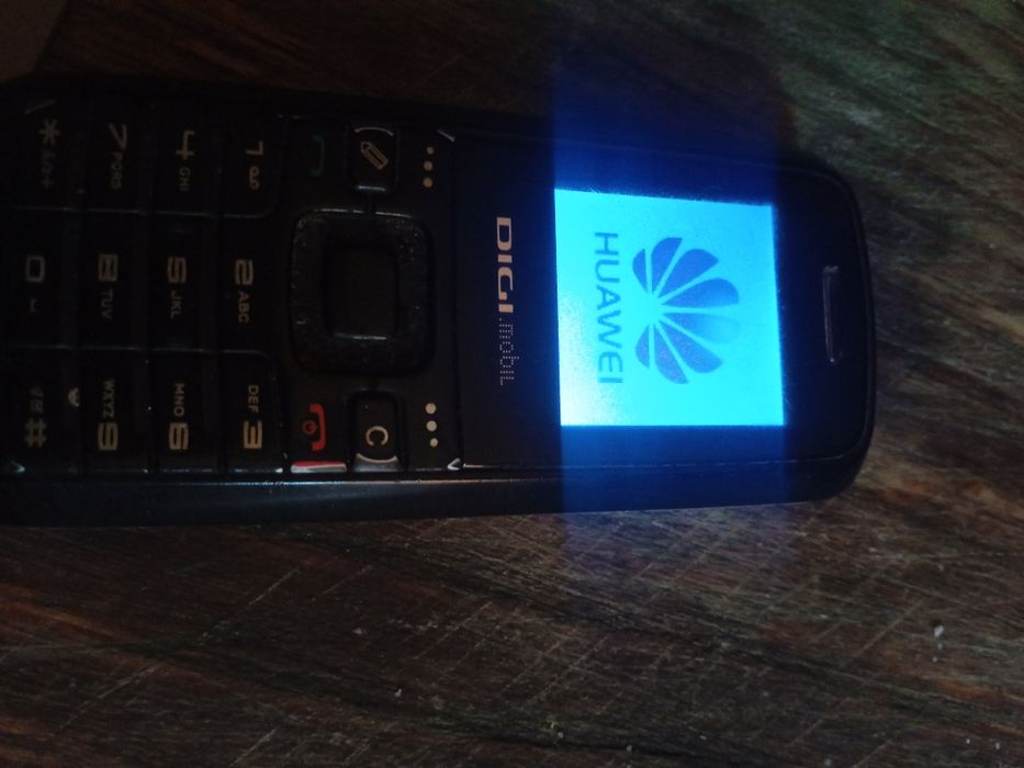 Vind trei telefoane mobile