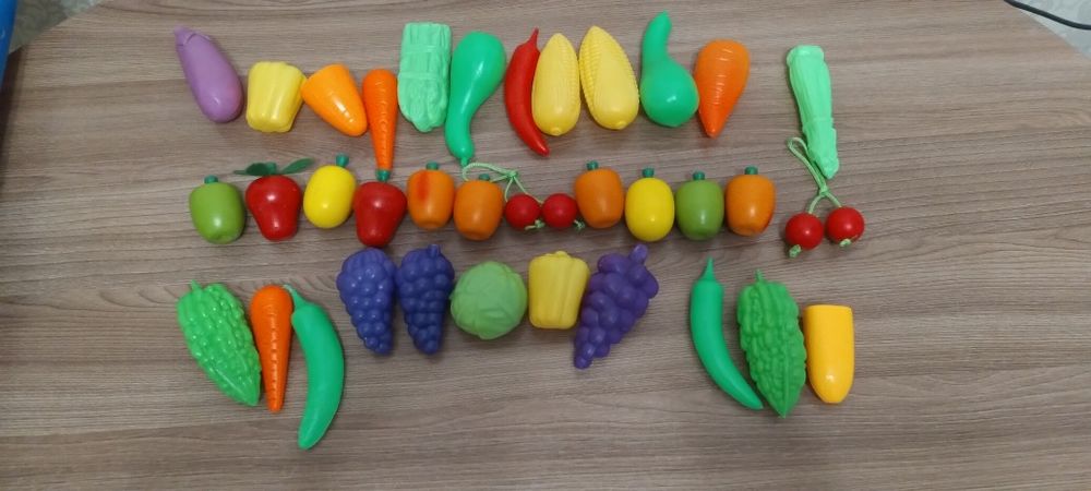 Продаются детские игрушки-фрукты и овощи.