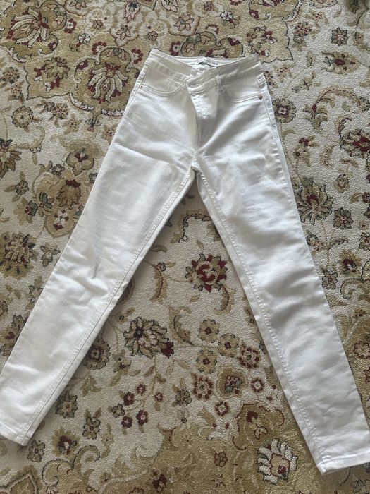 Джинсы белые, синие, черные 25 размера б/у, хорошего качества