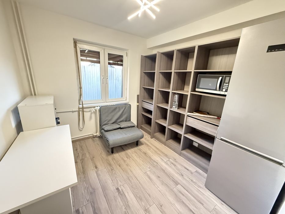 Garsoniera de vanzare , Roland Regan