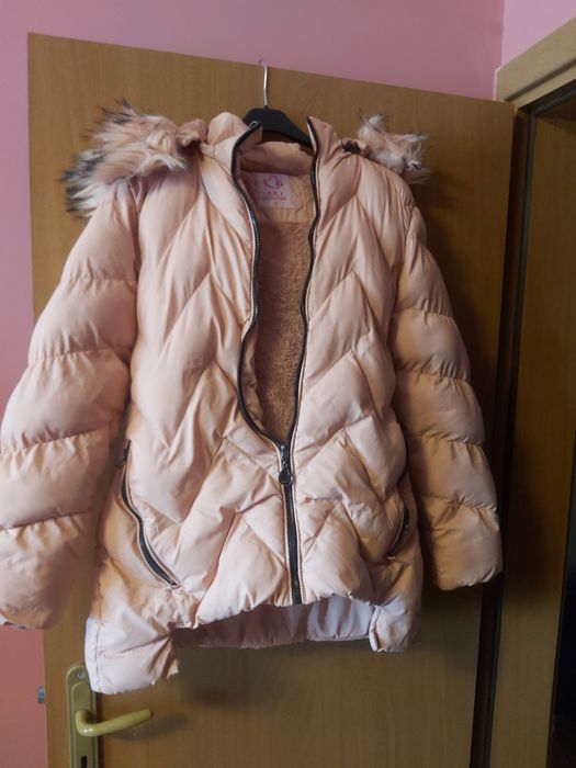Асиметрично прасковено зимно яке размер 152 158 см