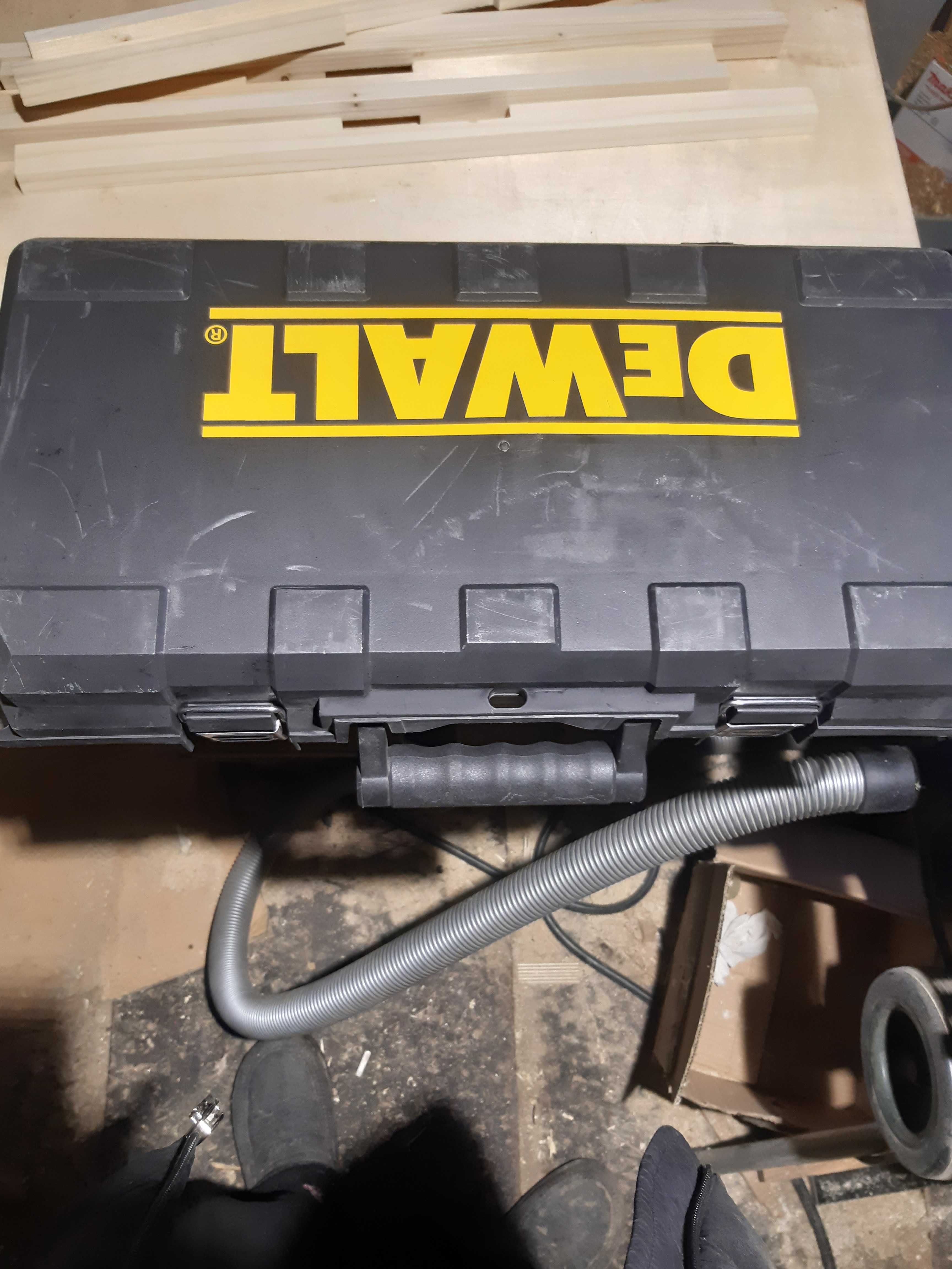 Саблен трион DEWALT DWE 305