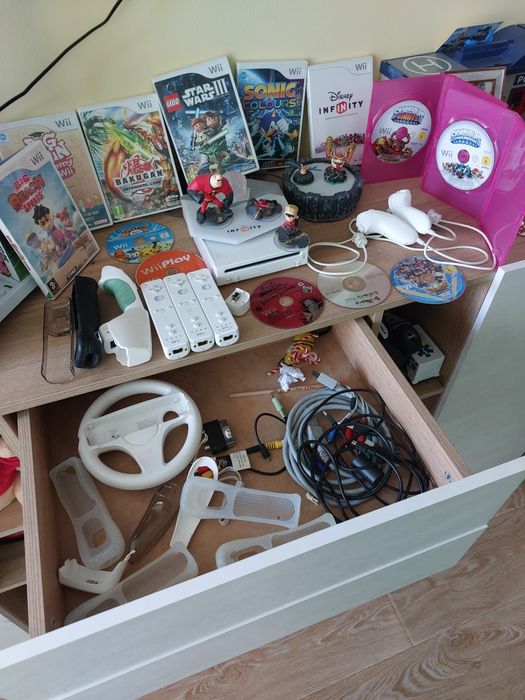 конзола Nintendo Wii пълен комплект с игри и фигури