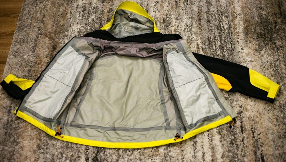 Jachetă damă hardshell Moorehead.
Culoare galben și negru.
Fara defect