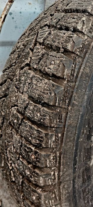 Шипованная резина с дисками 236/75_15