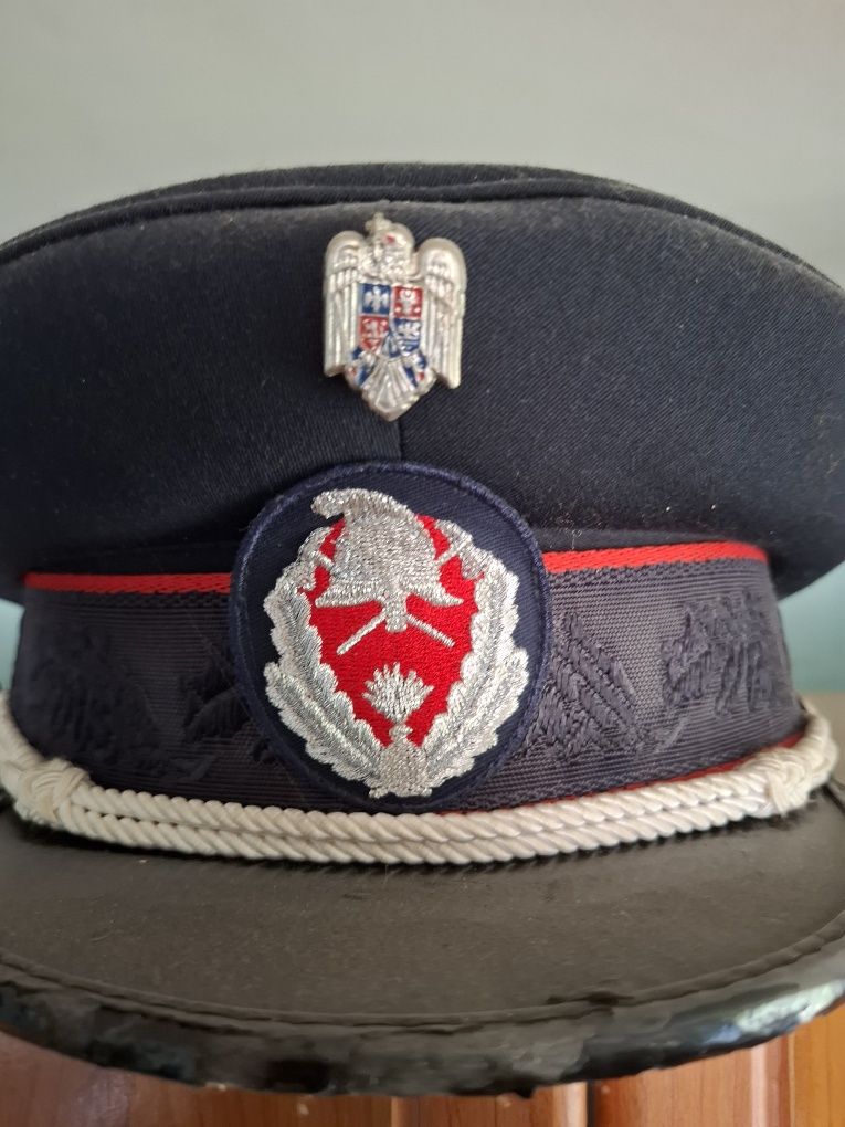 Caschete si embleme militare