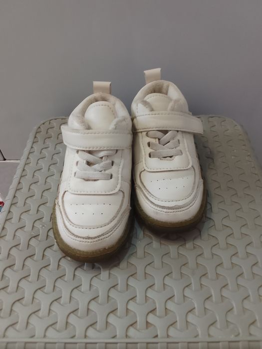 Продам детские утеплённые кросовки