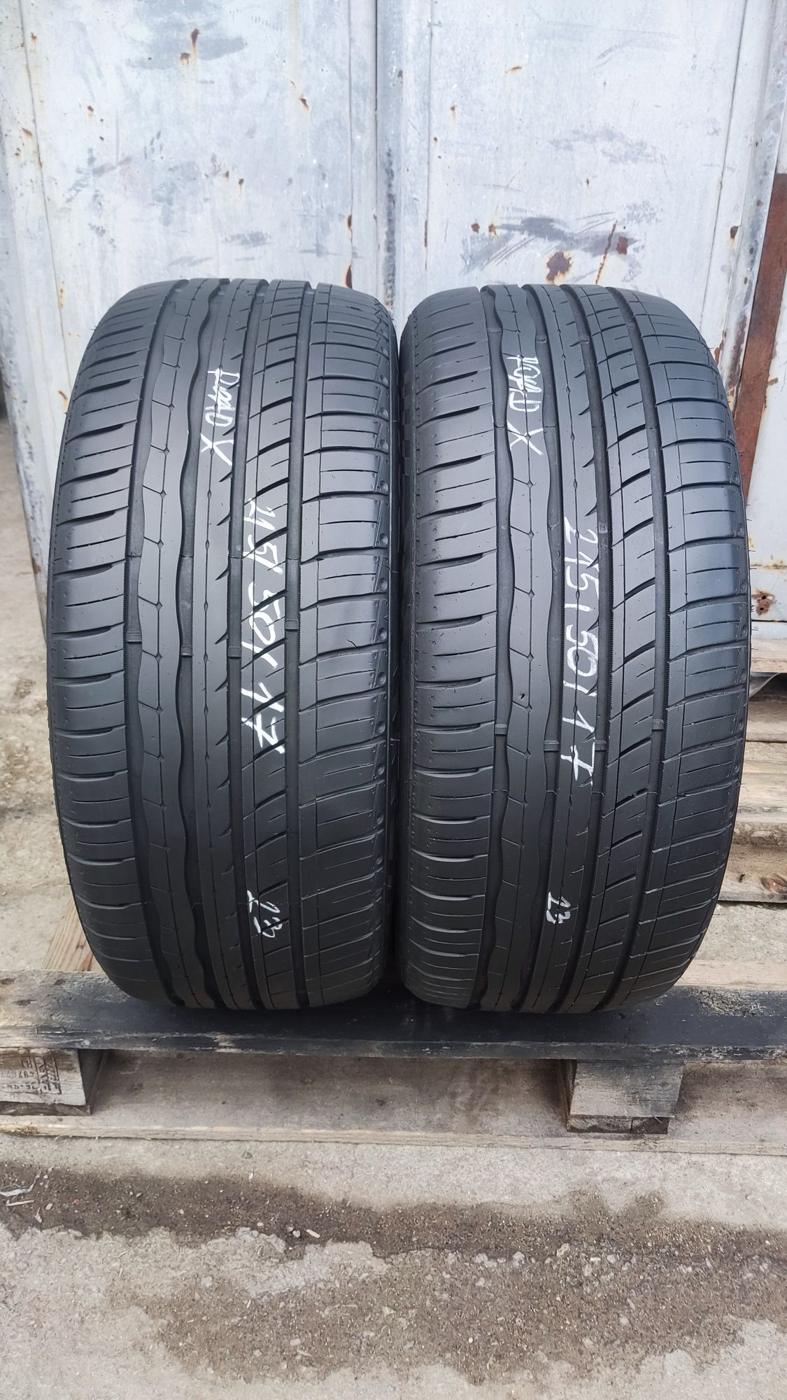 2бр. летни гуми 215/50/17 RoadX, дот23
dot23
7+mm
Добро състояние на г