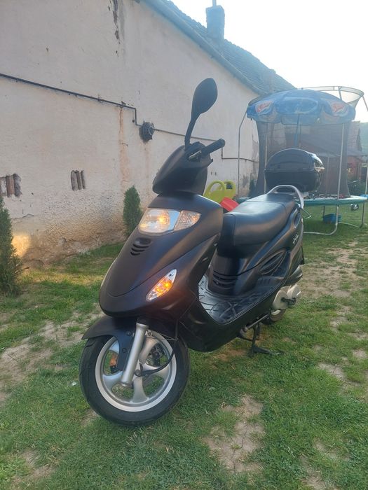 Piaggio  125 ..și un kymco 125